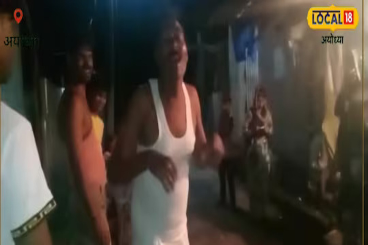 नाचत असताना व्यक्ती