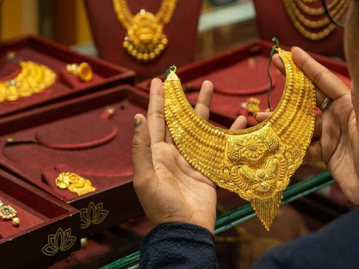  Gold Silver Price Today: आज 18 जुलैपासून अधिकमासास प्रारंभ झाला आहे. या महिन्यात जावयाला दिलं जातं. यामुळेच या काळात सोन्याची मागणी वाढते. दरम्यान आज 18 जुलै 2023 रोजी भारतीय सराफा बाजारात सोने आणि चांदी महाग झाली आहे.