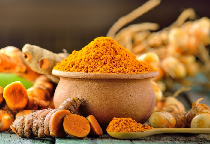 हळद : हळदीमुळे ताप, कफ, घशातील खवखव कमी करण्यास प्रभावी ठरते. हळदीमध्ये क्युरक्युमिन घटक मुबलक प्रमाणात असतात. यामधील अ‍ॅन्टी व्हायरल आणि अ‍ॅन्टी बॅक्टेरियल गुणधर्म शरीराची रोगप्रतिकार क्षमता सुधारण्यास मदत करतात. ग्लासभर गरम दूधात हळद मिसळून प्यायल्याने आराम मिळतो. तसेच मीठ, हळद आणि मधाचं चाटण देखील टॅप घालवण्यासाठी उपयुक्त ठरू शकत.
