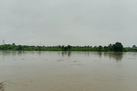 राज्यात कोसळधार, नद्यांनी ओलांडली धोक्याची पातळी