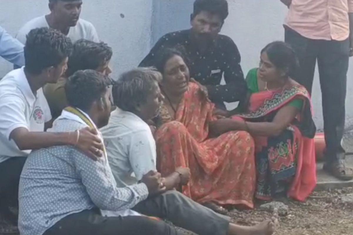 मृतांच्या कुटुबीयांचा आक्रोश