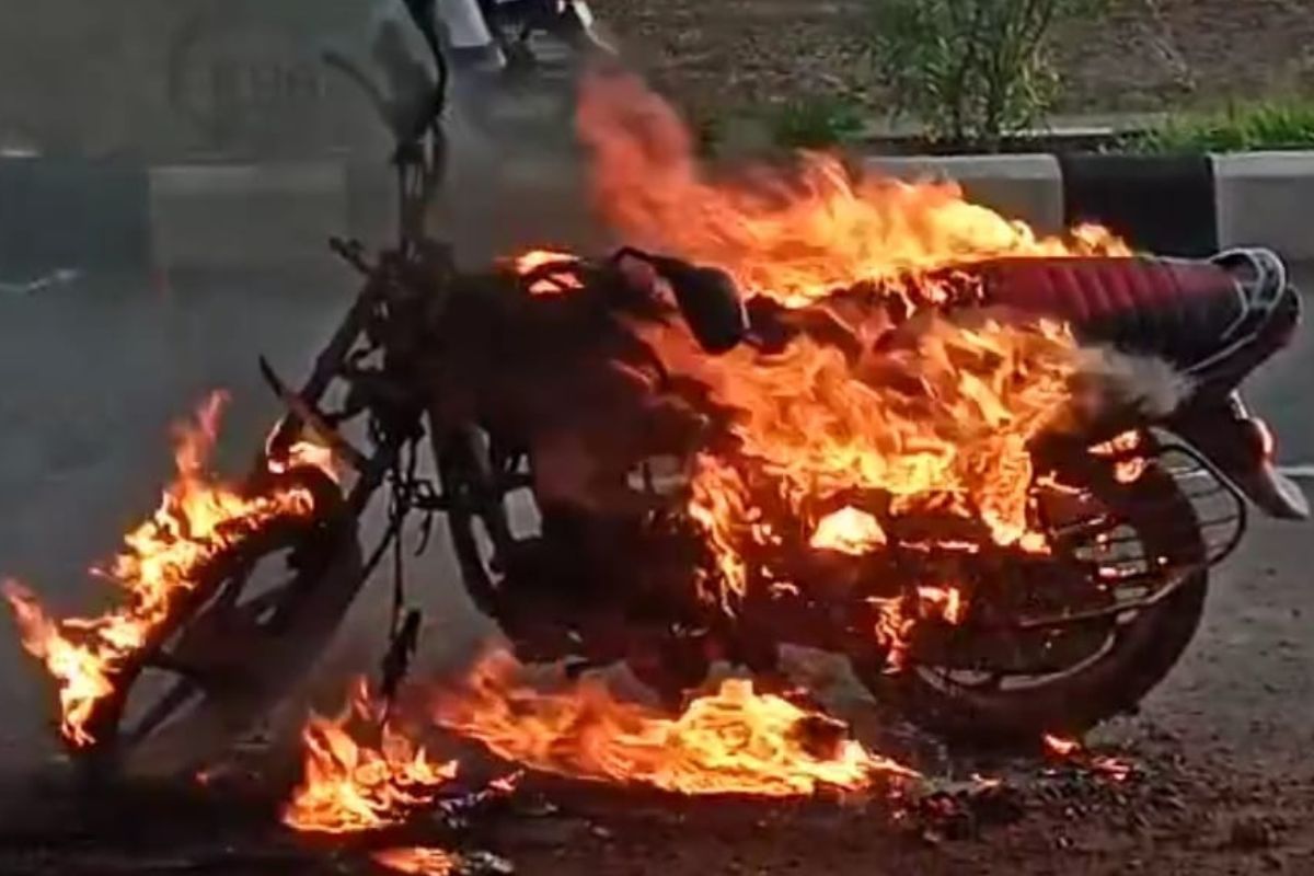 पेट घेतलेली दुचाकी