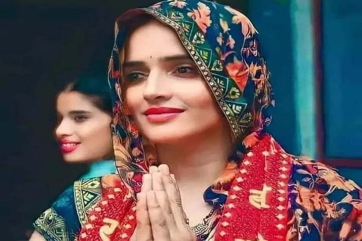 न्यूज 18 इंडियाला मिळालेल्या माहितीनुसार, नेपाळमार्गे पाकिस्तानातून भारतात प्रवेश करण्यासाठी सीमा ही विविध ठिकाणी खोटं बोलली. सीमा आणि तिचा प्रियकर सचिन यांनी हॉटेल न्यू विनायक, काठमांडू, नेपाळ येथे खोटे नाव आणि पत्ता नोंदवला होता. तसेच सीमा ज्या बसमधून 12 मे रोजी भारतात दाखल झाली, त्या बसच्या व्यवस्थापकालाही तिने आपली खरी ओळख लपवून खोटी माहिती दिली. 