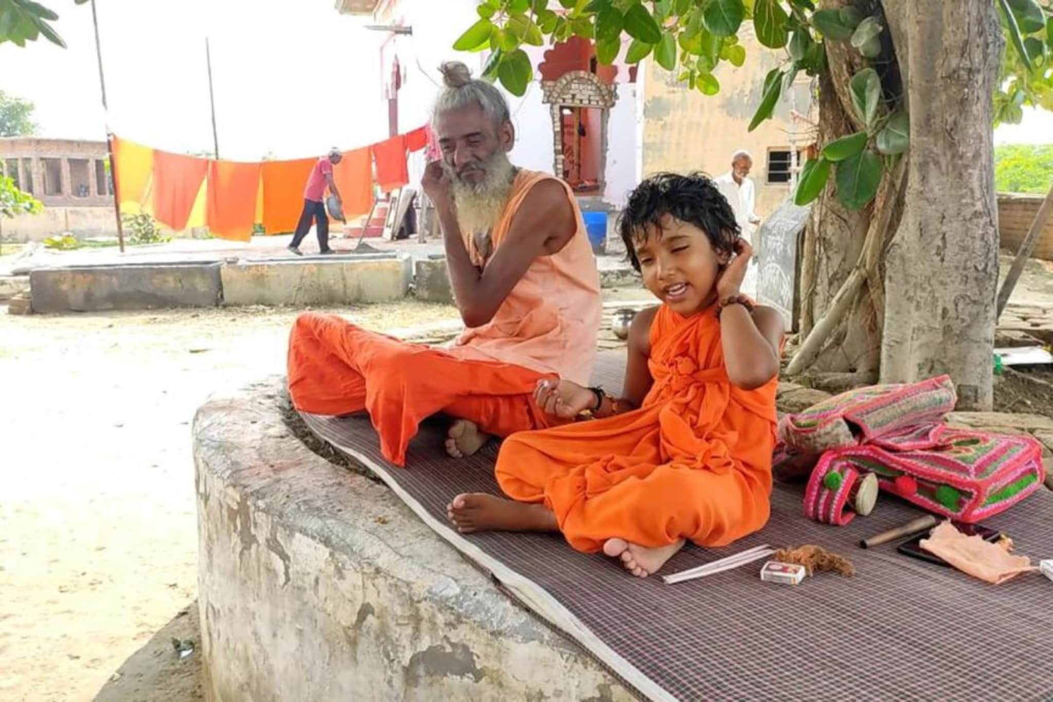 असे कसे आई-बाबा? पोटच्या 6 वर्षांच्या लेकराला साधूला केलं दान, मुलाची व्यथा मन..