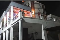 जळगाव पुन्हा हादरलं, खंडणीची मागणी, वाळू व्यावसायिकाच्या घराबाहेर गोळीबार