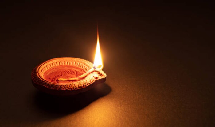 दिवे लावण्यासाठी देखील उरलेल्या तेलाचा वापर करता येतो.