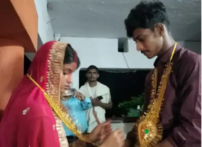 मनीषा आणि आनंद असे या प्रेमीयुगुलाचे नाव आहे. मनीषाला भेटण्यासाठी आनंद अनेक वेळा धनबादवरुन जमुईला यायचा. दोघेही एकांतात भेटू लागले. दरम्यान, आनंदचा स्वतःचा मोठा भाऊ जो रेल्वेत नोकरीला आहे, त्याने मनीषाशी लग्न करण्याची चर्चा दोन्ही परिवार करू लागले होते. 