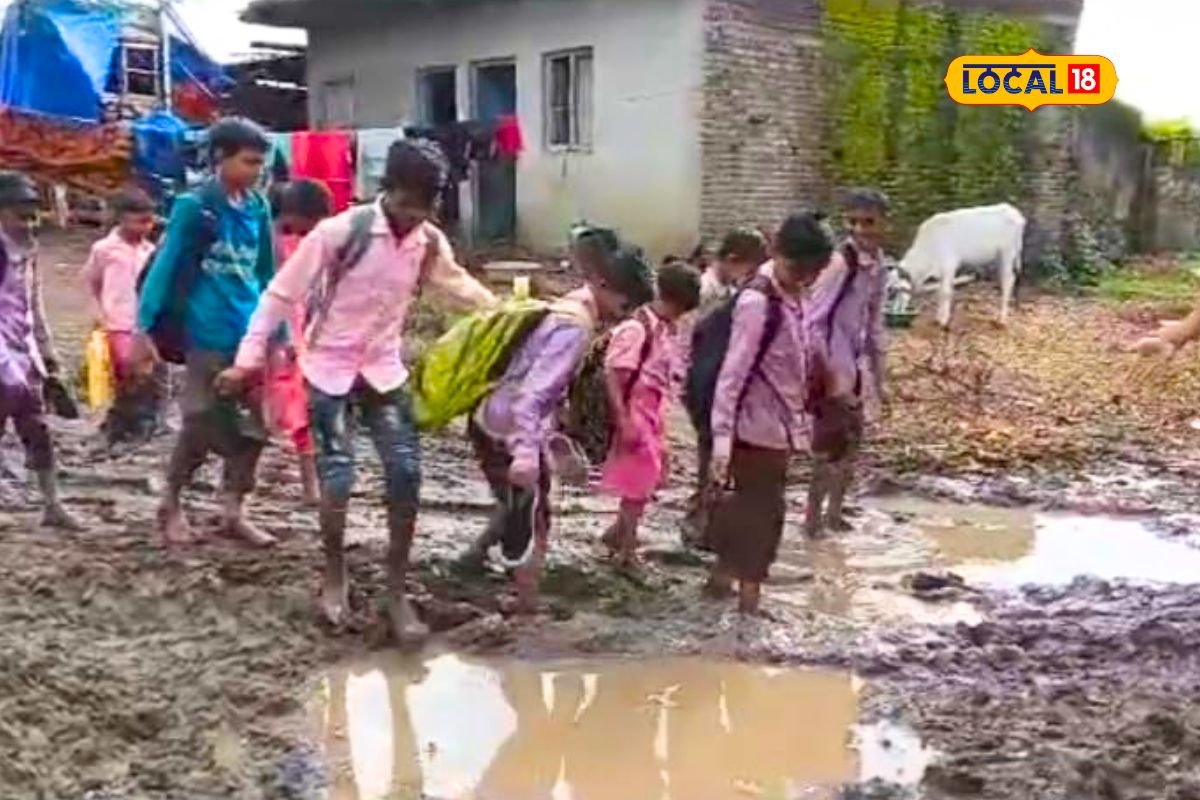 वीज नाही, गुडघ्या इतक्या चिखलातून मुलांना जावे लागते शाळेत, गावच सोडून जाण्याचा गावकऱ्यांनी दिला इशारा