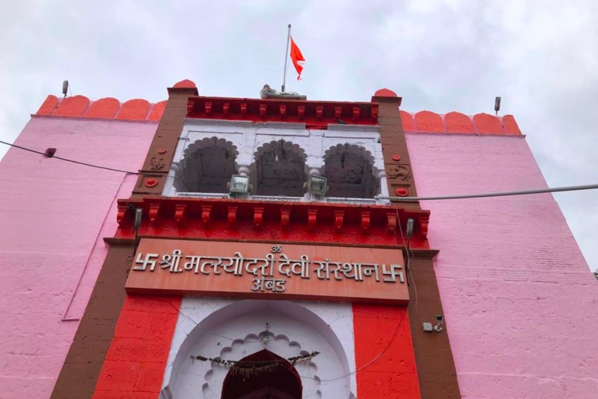 जालना जिल्ह्यातील प्रसिद्ध मत्स्योदरी देवीच्या मंदिरात चोरी, 5 लाख रुपयांचा ऐवज