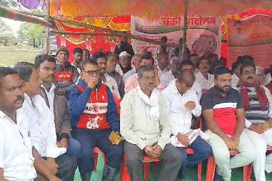 पाणी द्या, अन्यथा कर्नाटकात जातो, ग्रामस्थांचा इशारा