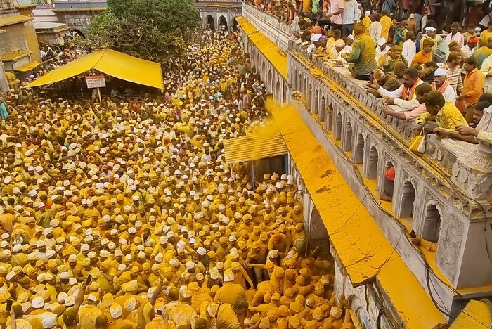 सोमवती अमावस्येला सर्वात मोठी यात्रा जेजुरीवर भरते. पालखीतून दुपारी देव कऱ्हा स्नानासाठी गेले.
