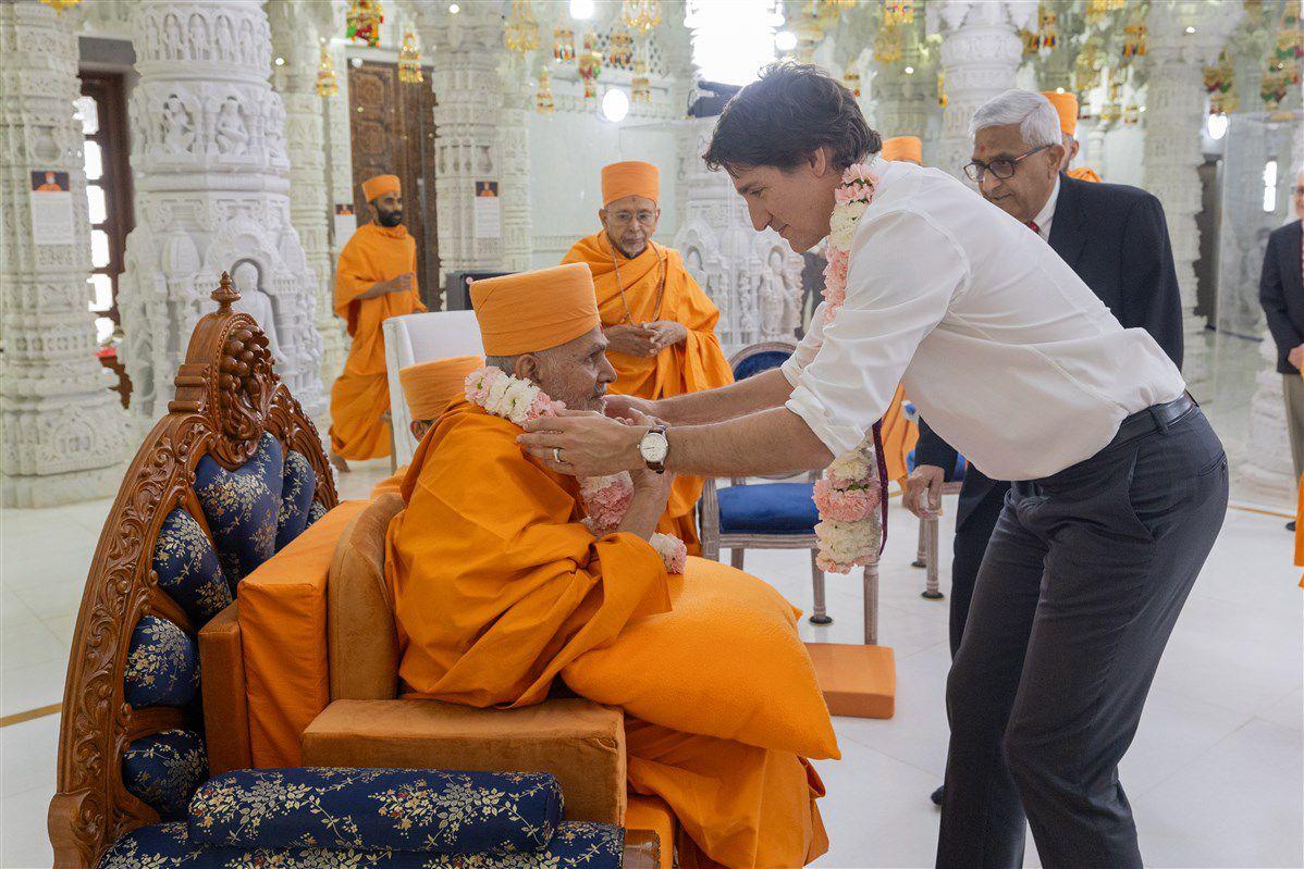 जेव्हा प्रत्येकजण सारखाच दिसतो आणि सारखाच विचार करतो तेव्हा एकता निर्माण होणं, ही सोपी बाब असते. पण, सांस्कृतिक आणि वैचारिक फरक विसरून एकता निर्माण करणं, कठीण काम आहे. बीएपीएस समुदायानं हे कठीण काम पूर्ण केल्याबद्दल पंतप्रधानांनी कौतुक केलं. मेळाव्यानंतर समाजातील इतर नेते आणि बीएपीएस स्वयंसेवकांनी पंतप्रधानांची भेट घेतली.