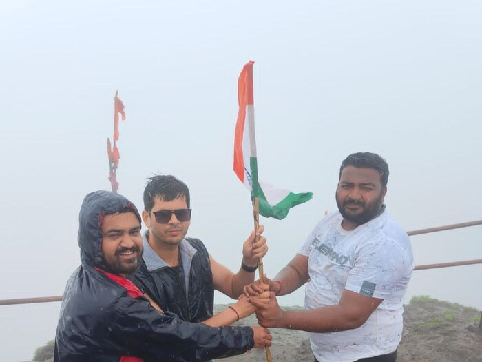 कळसूबाईचा खडतर प्रवास एकदा तरी पूर्ण करावा अशी इच्छा होती. अखेर प्रचंड पाऊस, दाट धुके व ढंग असताना मी नुकतीच ही मोहीम फत्ते केली. राज्यातील सर्वात उंच असलेले कळसूबाई शिखर हे महाराष्ट्राच्या अभिमानाचे प्रतीक आहे असं मयूर बोर्डे यांनी सांगितले.