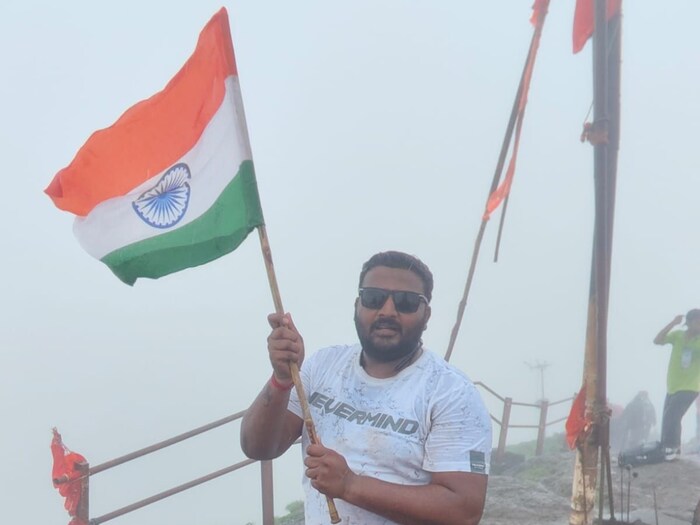 कळसूबाईचा खडतर प्रवास एकदा तरी पूर्ण करावा अशी इच्छा होती. अखेर प्रचंड पाऊस, दाट धुके व ढंग असताना मी नुकतीच ही मोहीम फत्ते केली. राज्यातील सर्वात उंच असलेले कळसूबाई शिखर हे महाराष्ट्राच्या अभिमानाचे प्रतीक आहे असं मयूर बोर्डे यांनी सांगितले.