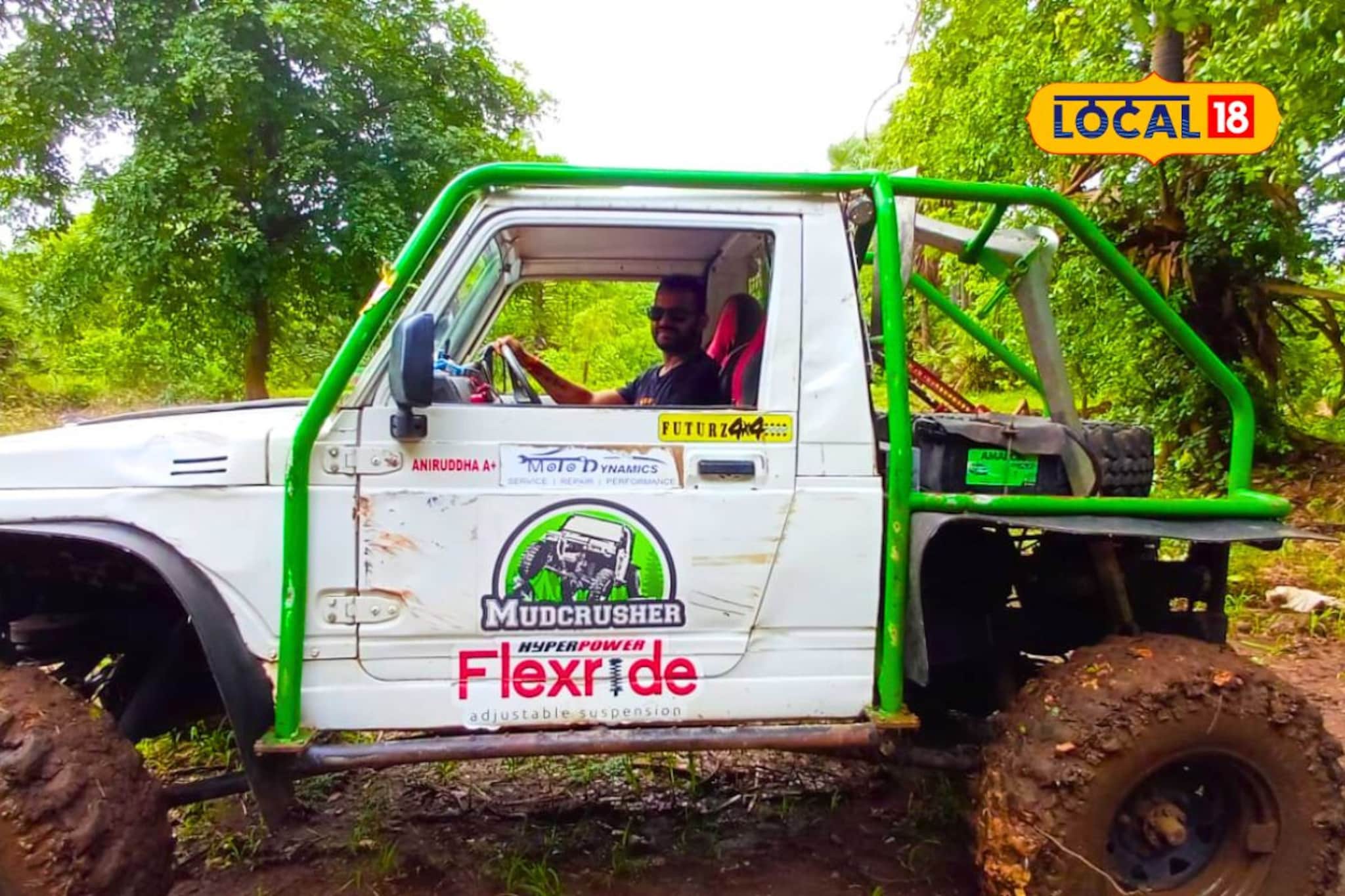 जिप्सीला तोडलं, मागच्या चाकालाही स्टेअरिंग बसवलं, तरुणाने बनवली भन्नाट 4x4 VIDEO जिप्सीला तोडलं, मागच्या चाकालाही स्टेअरिंग बसवलं, तरुणाने बनवली भन्नाट 4x4 VIDEO