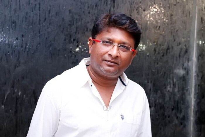  केदार शिंदे म्हणाले, "मला राजकारणात जायचं आहे. मनोरंजन सृष्टीतील कामातून मी माझ्या घराला आर्थिक स्थैर्य आणेन आणि नंतरच राजकारणात जाईन".