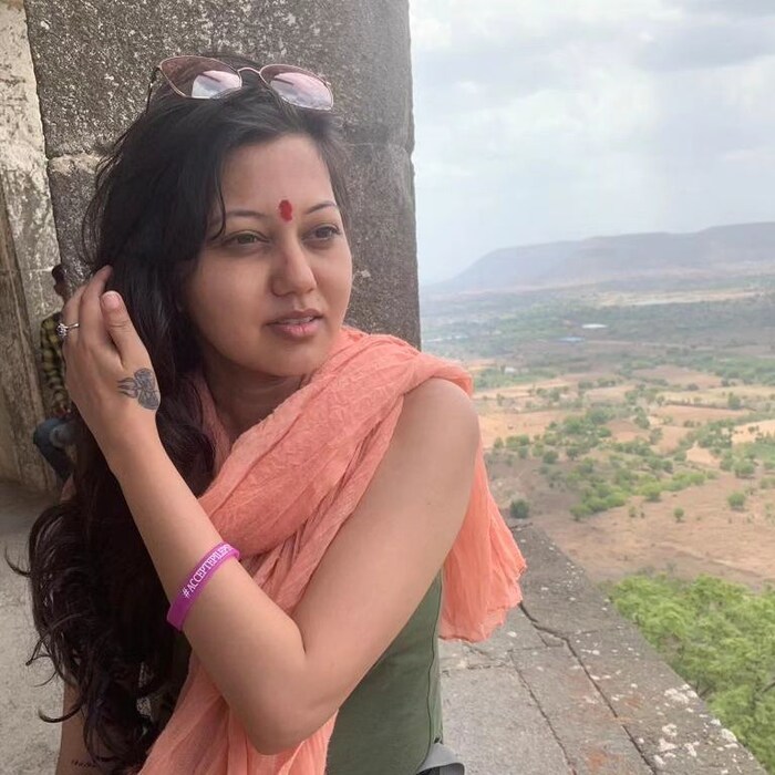  "आज दीप पूजन म्हटल्यावर दिवे तर झालेच पाहिजेत. आगाऊपणा बघा, तोंड उघडता येत नसले तरी दिवे खायचे नाही", असे कसे असं केतकीनं म्हटलं आहे.