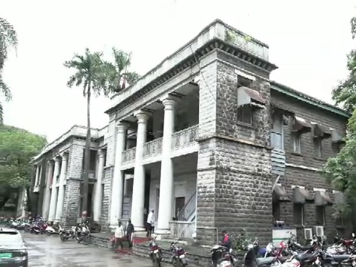 जिल्हाधिकारी राहुल रेखावार यांनी पंचगंगा नदीच्या काठावरील नागरिकांना स्थलांतराचे आवाहन केले आहे. २०१९,२०२१ मध्ये ज्यांच्या घरी पुराचे पाणी आले होते त्यांनी तातडीने स्थलांतर करा असं जिल्हाधिकारी यांनी म्हटलंय.