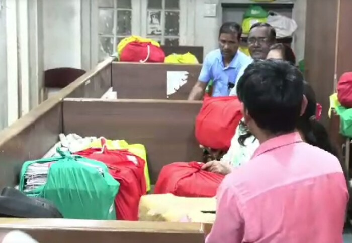 जिल्हाधिकारी कार्यालयातही मागील पुरावेळी पाणी आले होते. त्या अनुषंगाने जिल्हाधिकारी राहूल रेखावार यांनी जिल्हाधिकारी कार्यालयतील तळमजला तातडीने स्थलांतरीत करण्याचे आदेश दिले.
