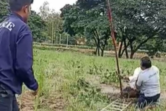 दलदलीत फसलेल्या व्यक्तीचा अग्निशमन दलाच्या जवांनी वाचवला जीव  