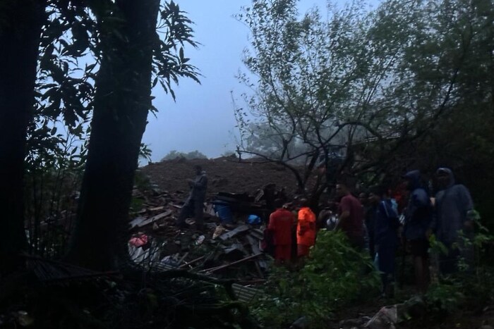 मात्र तिथे पोहचणं प्रचंड अवघड आहे. त्यामुळे सगळ्यांना खाली थांबवून ठेवलं आहे