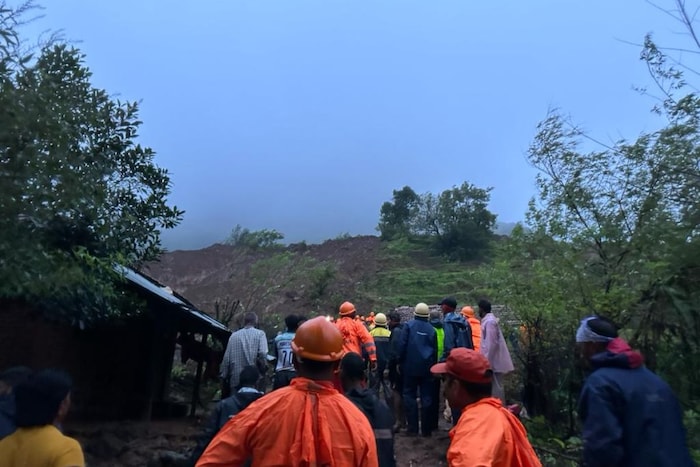 एकच व्यक्ती दोरीला पकडून या वाटेने जाऊ शकतो कारण बाजूला दरी आहे