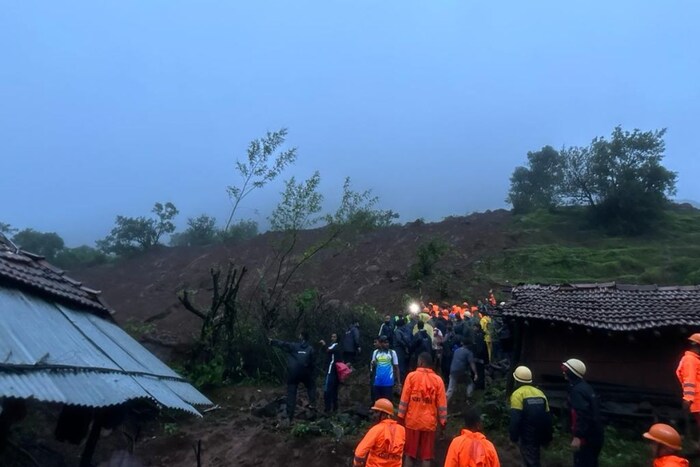 मलब्याखाली अडकलेल्या नागरिकांच्या बचावासाठी अग्निशमन दल, एनडीआरएफ घटनास्थळी दाखल झाले आहेत.