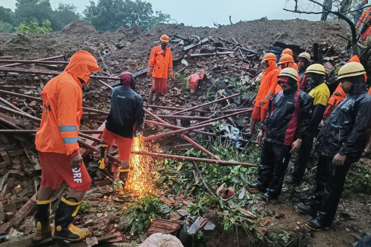 इर्शाळगडावर दरड कोसळली