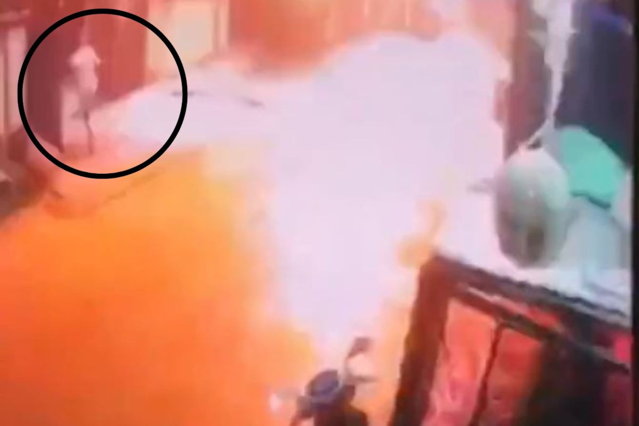 पावसात घराबाहेर पडत असाल तर हा VIDEO बघाच, मृत्यूच्या दारातून परत आला व्यक्ती