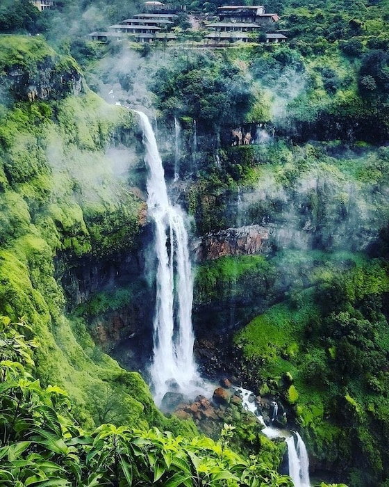 लिंगमळा धबधबा : पुण्याजवळील आणखी एक सुंदर धबधबा म्हणजे लिंगमळा धबधबा. या धबधब्याची उंची सुमारे 500 फूट असल्याने एवढ्या मोठ्या उंचीवरून कोसळणारे पाणी पहिल्यांदाच पाहिल्यावर तुम्ही थक्क व्हाल. जमिनीवर आदळणाऱ्या पावसाचा आवाज तिथे भेट देणाऱ्या पर्यटकांना एक विलक्षण एकांत आणि शांततेची अनुभूती देतो. धबधब्याच्या खाली साचलेल्या पाण्यात आंघोळ करायला अनेकांना आवडते याचा अनुभव पर्यटकांना घेता येईल. पुण्यापासून अंतर 131 किलोमीटर आहे. 