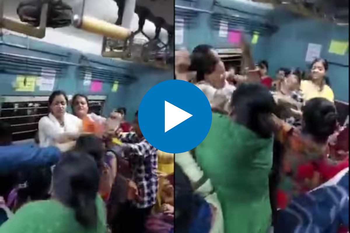 लोकल ट्रेनमध्ये महिलांची तुफान हाणामारी