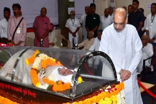 मदनदास देवी यांच्यावर अंत्यसंस्कार