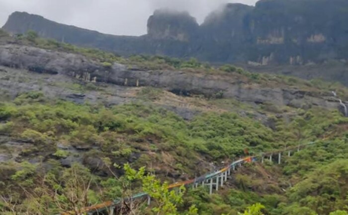 डोंबिवली येथील मलंगगड : डोंबिवली स्थानकात उतरल्यानंतर मलंगडला जाण्यासाठी रिक्षा आहेत. ह्या रिक्षा थेट गडाच्या पायथ्यापर्यंत जातात. नंतर पायऱ्या चढून या गडावर जावे लागते आणि वरती गडावर मच्छिंद्रनाथांचे मंदिर आहे. डोंगर असल्याने आजूबाजूचा परिसर पावसाळ्यात अतिशय निसर्गरम्य दिसतो तसेच डोंगर चढताना मध्ये मध्ये छोटे छोटे झरेही लागतात. 
