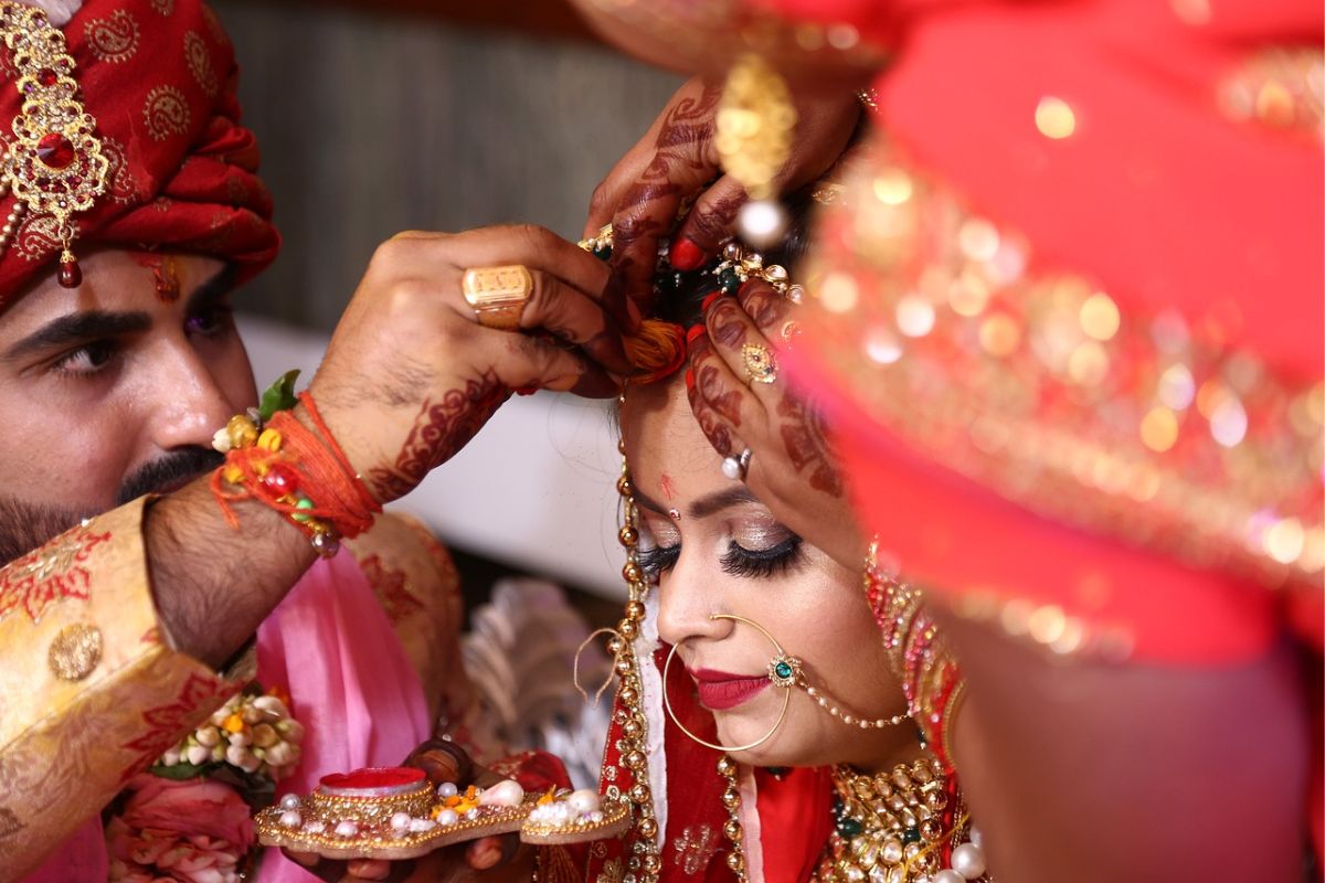 अशीच एक परंपरा राजस्थानच्या जोधपूरमध्ये पाळली जाते. जी फक्त महिलाच करतात. 