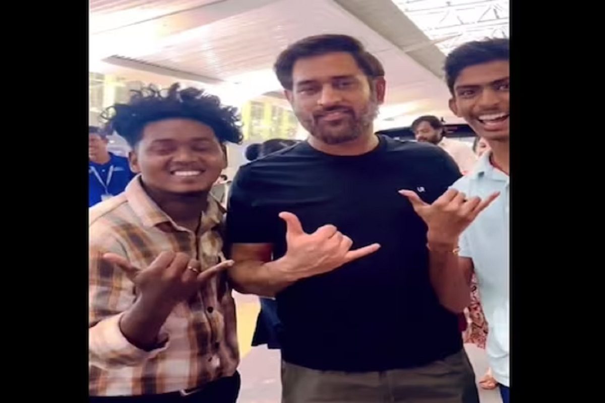 धोनीने चाहत्याची इच्छा केली पूर्ण