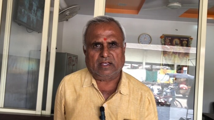 यंदा अंबिया बहार चांगल्या प्रमाणात आलाय. त्यामुळे मालाची कमतरता भासणार नाही. मोसंबीला मागच्या वर्षी 12 ते 18 हजार रुपये प्रती टन असा दर मिळाला होता. तो यंदाही मिळू शकतो. नोव्हेंबर-डिसेंबर महिन्यात मोसंबीच्या पुरवठ्यात घट होते. त्यावेळी हे दर 20 हजारांपेक्षा जास्त होतील, अशी आशा घनघाव यांनी व्यक्त केलीय.