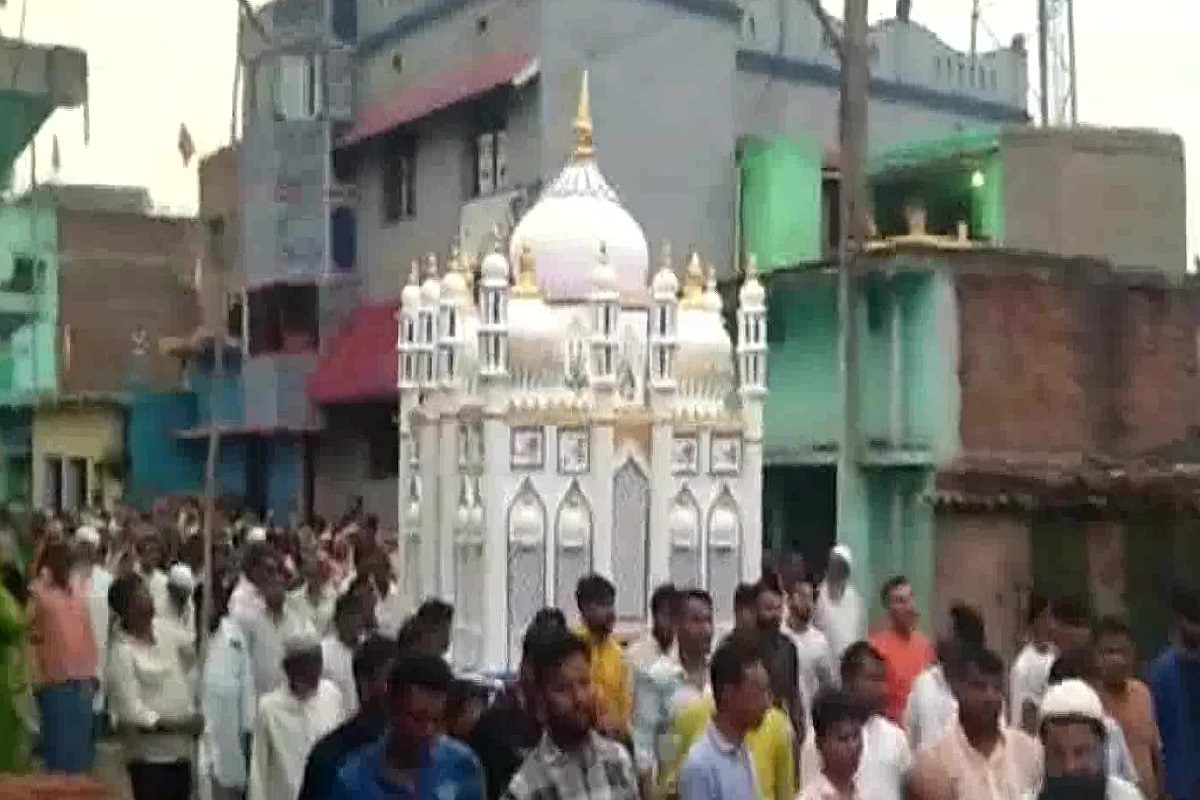 मोहरमच्या मिरवणुकीत दुर्घटना, वीजेच्या धक्क्याने चौघांचा मृत्यू; झेंडा बनला काळ