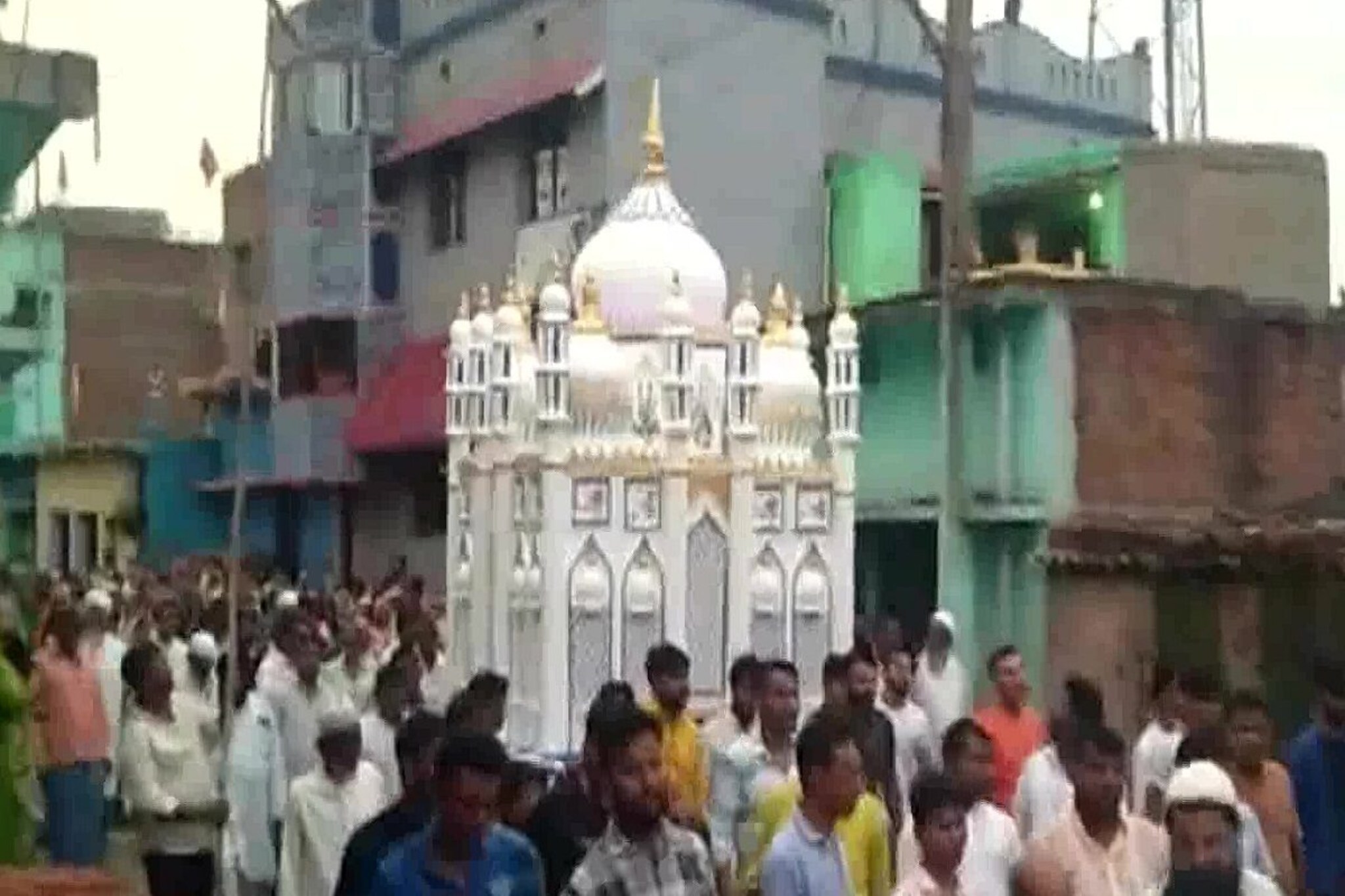 मोहरमच्या मिरवणुकीत दुर्घटना, वीजेच्या धक्क्याने चौघांचा मृत्यू; झेंडा बनला काळ