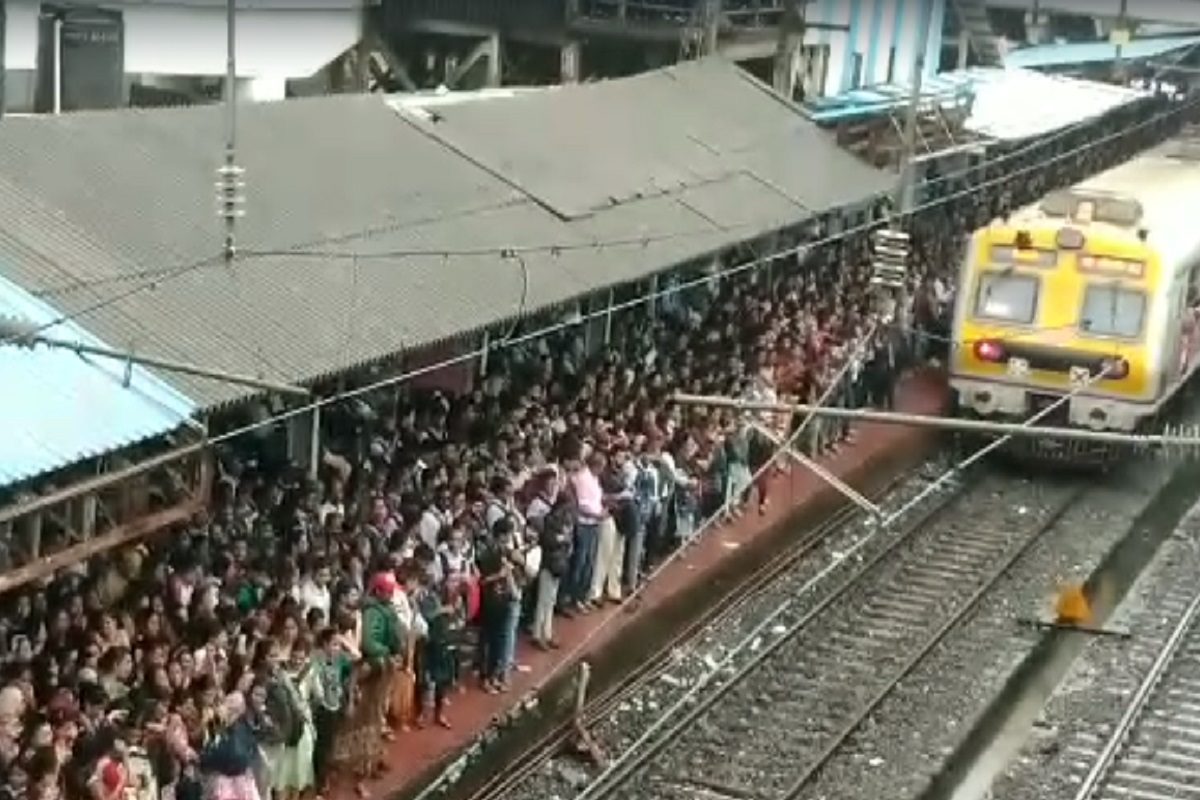 ठाणे स्टेशनवर प्रचंड गर्दी