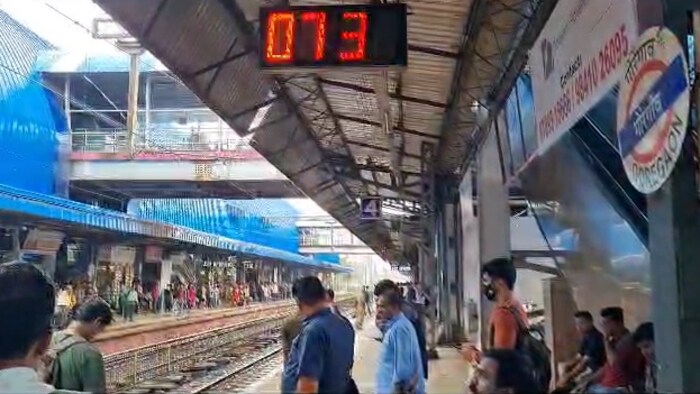 पश्चिम रेल्वेचे पीआरओ म्हणाले की, बोरिवली रेल्वे स्थानकाजवळ पॉईंट बिघाड झाला होता.