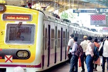 मुंबईकरांनो लोकलचं वेळापत्रक पाहूनच घराबाहेर पडा, सेंट्रल रेल्वेनं दिला अलर्ट