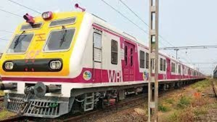 तांत्रिक अडचणीमुळे ट्रेन उशिराने धावत असल्याची माहिती मिळत आहे. लोकल ट्रेन उशिराने धावल्याने प्रवासी नाराज झाले आहेत.