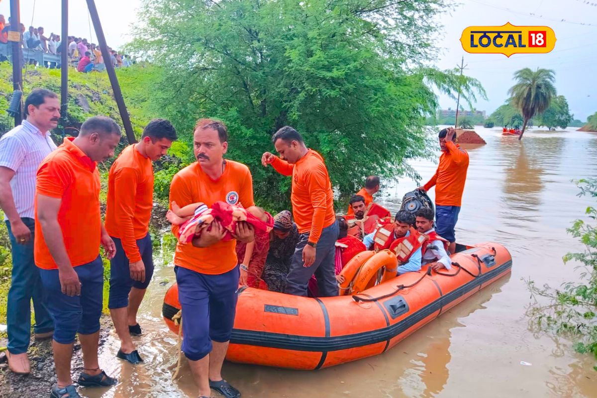 मुसळधार पाऊस अन् पाण्याचा पडला वेढा, तान्हुल्या बाळासह 16 जण रात्रभर जीव मुठीत घेऊन बसले, अखेर..Video