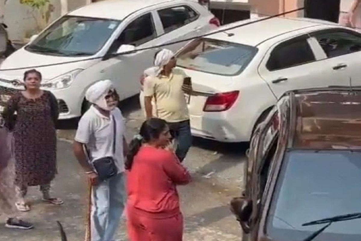 शेजाऱ्यांचं भांडण (फोटो - ट्विटर व्हिडीओ ग्रॅब)