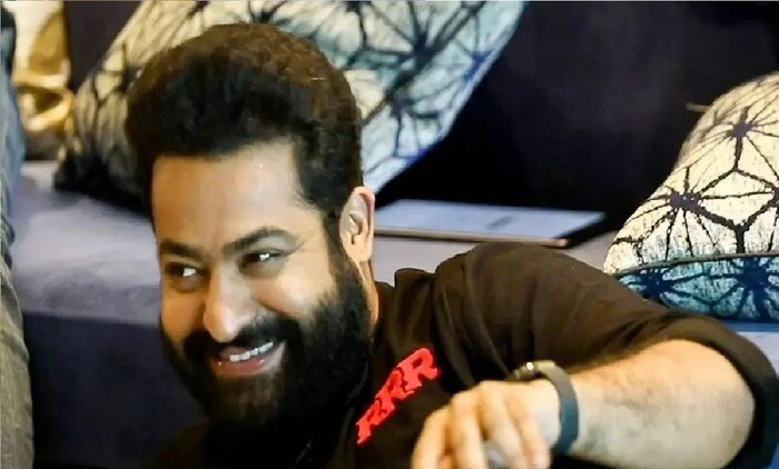  ज्युनियर एनटीआर आणि लक्ष्मी यांच्या लग्नाचा मंडप 18 कोटींमध्ये बांधण्यात आल्याची बातमी आहे. या लग्नात 3000 सेलिब्रिटी पाहुणे आले होते. या बातमीवर विश्वास ठेवला तर या लग्नाचे एकूण बजेट 100 कोटी होते आणि हे दक्षिणेतील सर्वात महागडे लग्न मानले जाते. 
