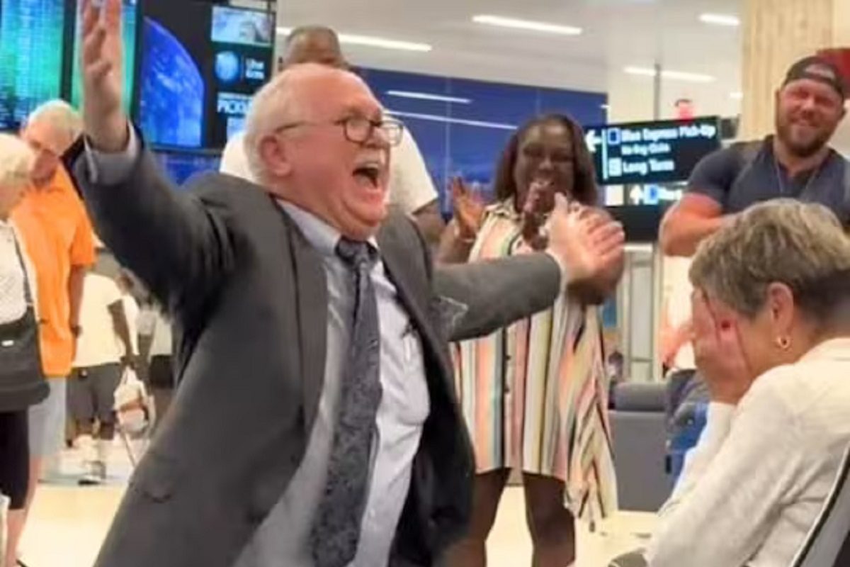 वृद्ध कपलचा व्हिडीओ व्हायरल (फोटो - टिकटॉक)