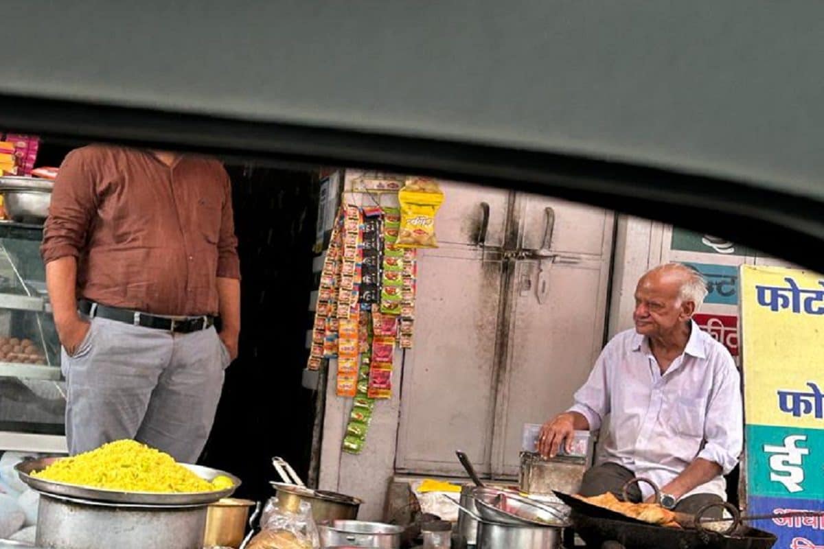 पैशांसाठी नाही काही; उतारवयात भरपावसात समोसा विकणाऱ्या या आजोबांची बातच निराळी