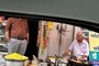 पैशांसाठी नाही काही; उतारवयात भरपावसात समोसा विकणाऱ्या या आजोबांची बातच निराळी
