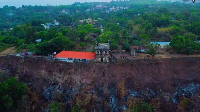 पन्हाळा हा कोल्हापूरच्या पावसाळी पर्यटनातला मुकुटमणी मानला जातो. मुळातच थंड हवेचे ठिकाण असलेल्या किल्ले पन्हाळगडावर पर्यटकांना बघण्यासाठी बरेचशी ठिकाणे असल्यामुळे पावसाळ्यात पन्हाळ्याला आवर्जून भेट द्यावी.