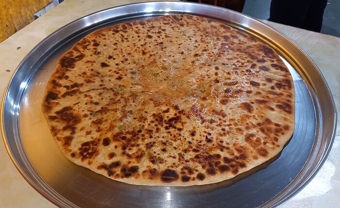 हॉटेल मालकाने ग्राहकांना हा मोठा पराठा खाण्याचे चॅलेंज दिले आहे. या चॅलेंजनुसार जो व्यक्ती हा संपूर्ण पराठा एकट्याने 15 मिनिटांत संपवेल त्याला 1 लाख रुपयांचे बक्षीस देण्यात येईल. 